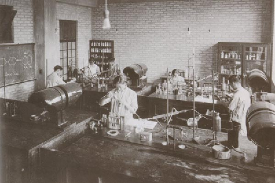 Unknown-Date-LU-Chemistry-Experiment.jpg